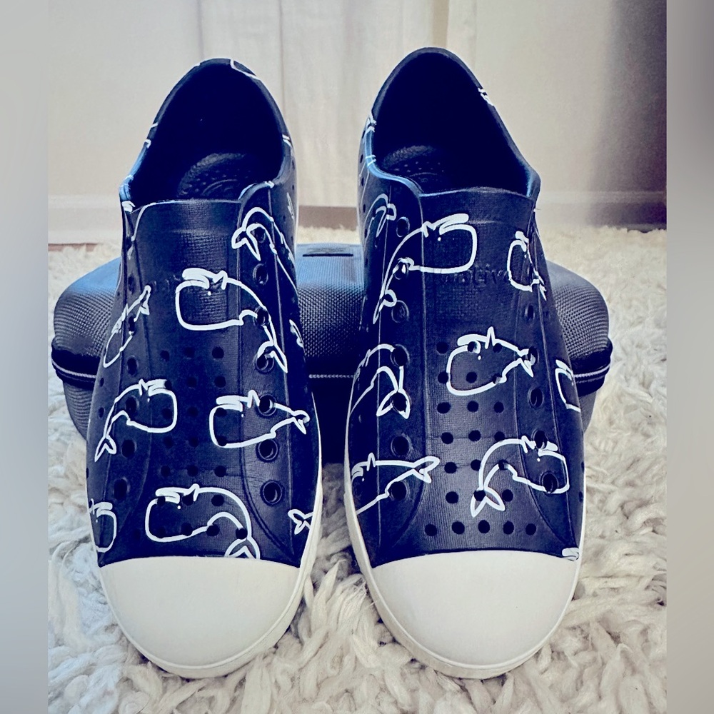 ACK NATIVE- JUNIOR SIZE 3 -Waterproof Blue/White Nantucket Whale Shoes